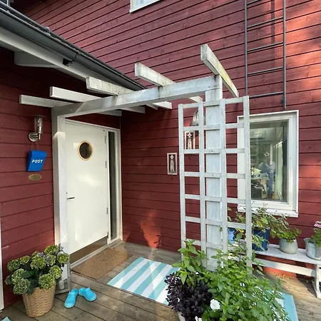 Cozy And Spacious By The Sea