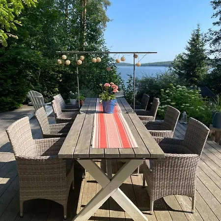 Villa Cozy And Spacious By The Sea