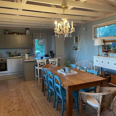 Вилла Cozy And Spacious By The Sea *